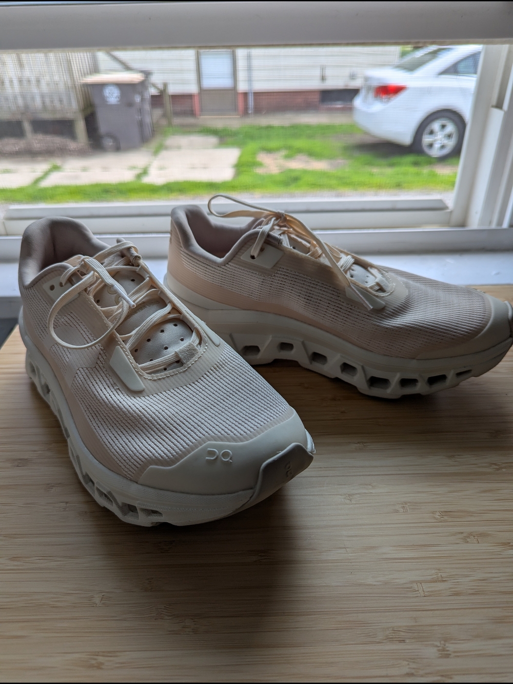 On Running Women's Cloudmonster Void Size 7 Cream